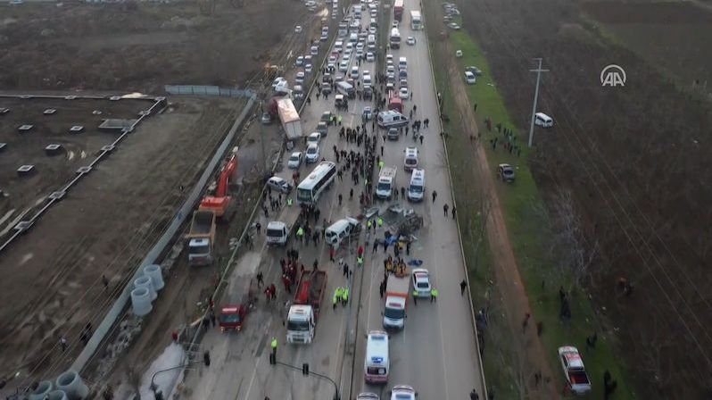 Kamionu selhaly v Turecku brzdy, v koloně srážel auta jedno po druhém